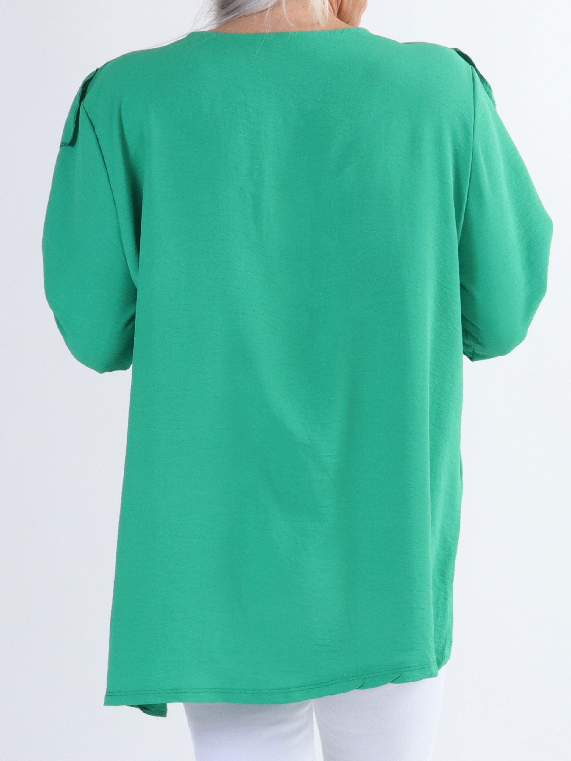 Nicola - Sød plus size bluse med flæser og knapper